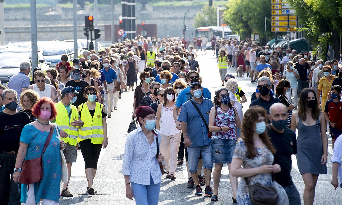 Euskalgintzaren Kontseiluko kideak, atzo, manifestazioaren pankartari eusten, Vianako printzearen plazara iritsi zirenean. IÑIGO URIZ / FOKU. Euskalgintzaren Kontseiluko kideak, atzo, manifestazioaren pankartari eusten, Vianako printzearen plazara iritsi zirenean. IÑIGO URIZ / FOKU.