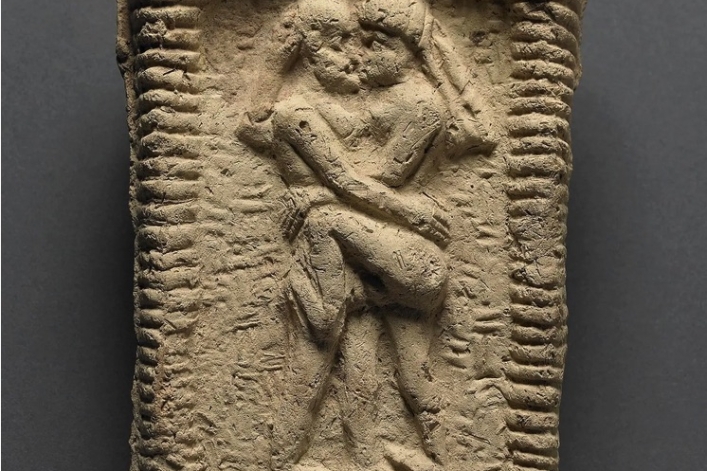 K.a. 2500. urtean Mesopotamian aurkitutako buztinezko oholtxoa. Hori da dokumentatutako lehen musu erromantikoa. BERRIA K.a. 2500. urtean Mesopotamian aurkitutako buztinezko oholtxoa. Hori da dokumentatutako lehen musu erromantikoa. BERRIA