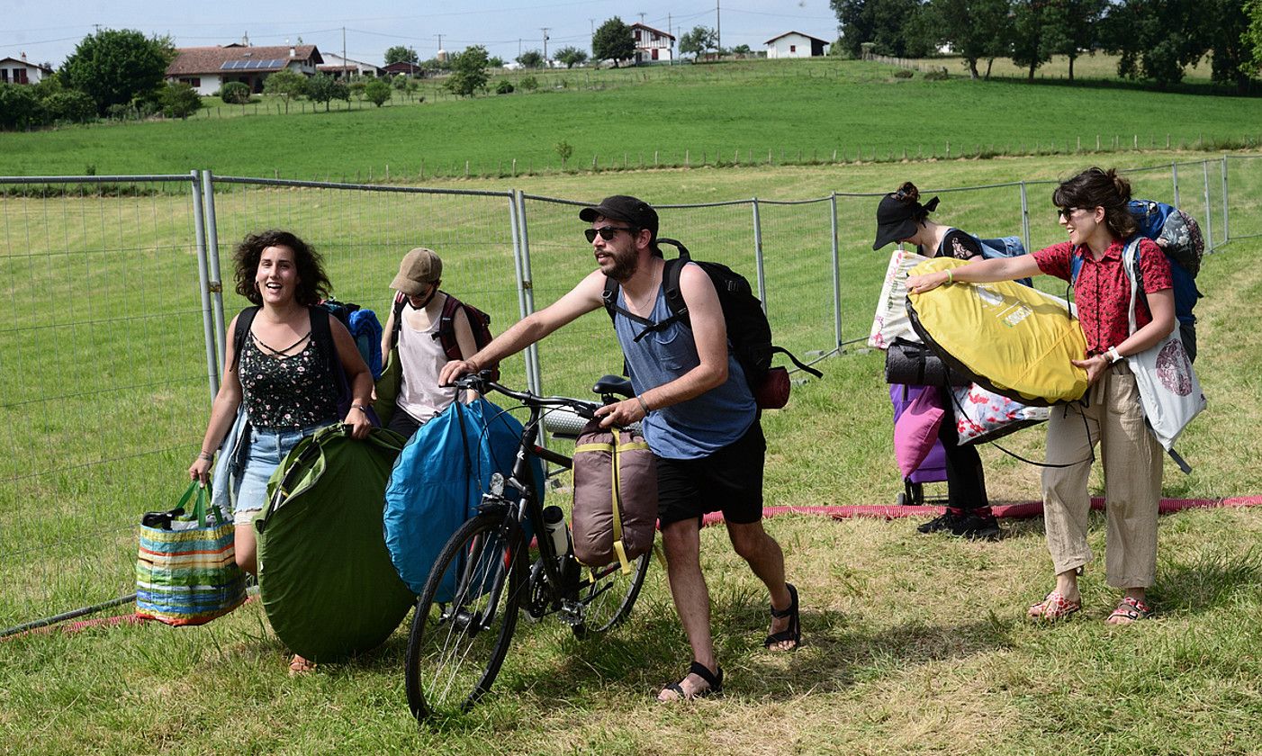 EHZ festibala batzarri egiten hasi zaie kanpalariei. Osagarri paseak ez ditu trabak eragin sarreran. PATXI BELZAITZ.