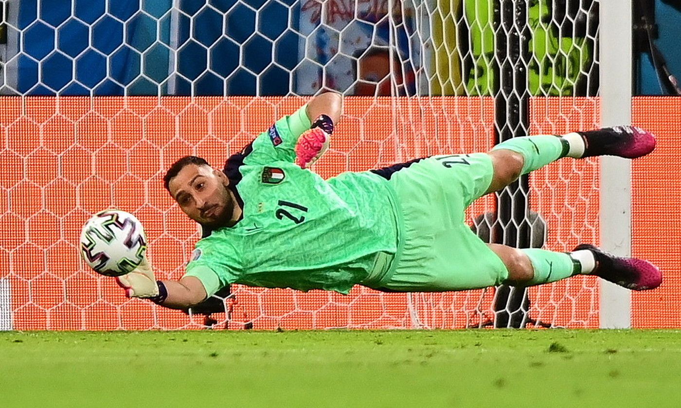 Gianluigi Donnarumma Italiako atezaina, luze-luze eginda, Belgikaren aurkako partidan jaurtiketa bateko baloia urruntzen. PHILIPP GUELLAND / EFE.