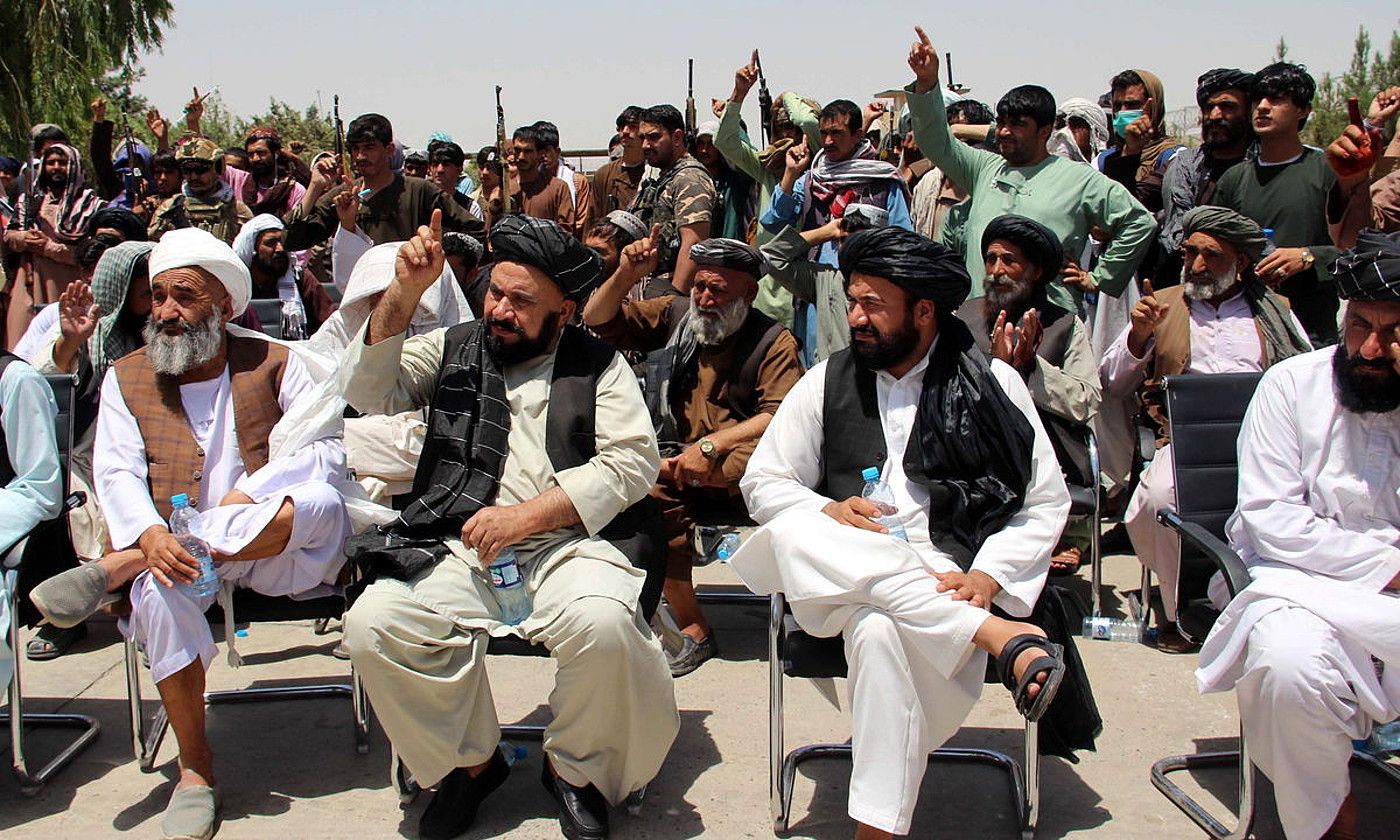 Gobernuak talibanen kontra egiteko sortutako milizako hainbat kide, iragan ostiralean, Helmand probintzian. WATAN YAR / EFE. Gobernuak talibanen kontra egiteko sortutako milizako hainbat kide, iragan ostiralean, Helmand probintzian. WATAN YAR / EFE.