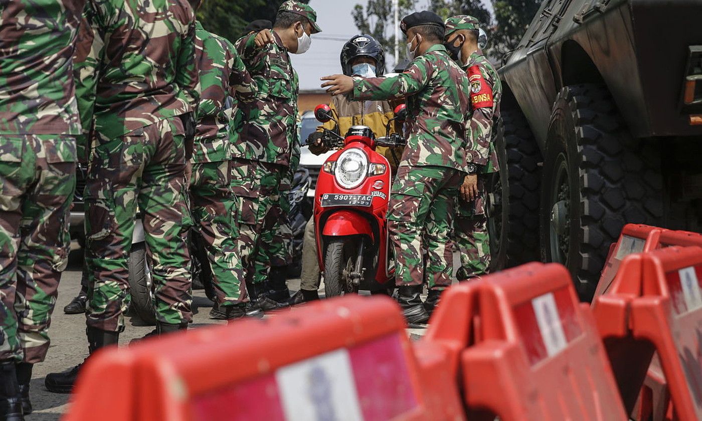 Errepideko kontrol bat, Jakartan (Indonesia), astelehenean. MAST IRHAM / EFE.