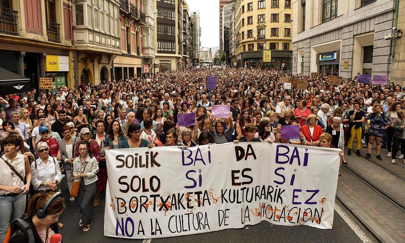 Bilbon egindako manifestazio bat, Iruñeko talde bortxaketaren epaiaren harira. MIGUEL TOÑA / EFE. Bilbon egindako manifestazio bat, Iruñeko talde bortxaketaren epaiaren harira. MIGUEL TOÑA / EFE.