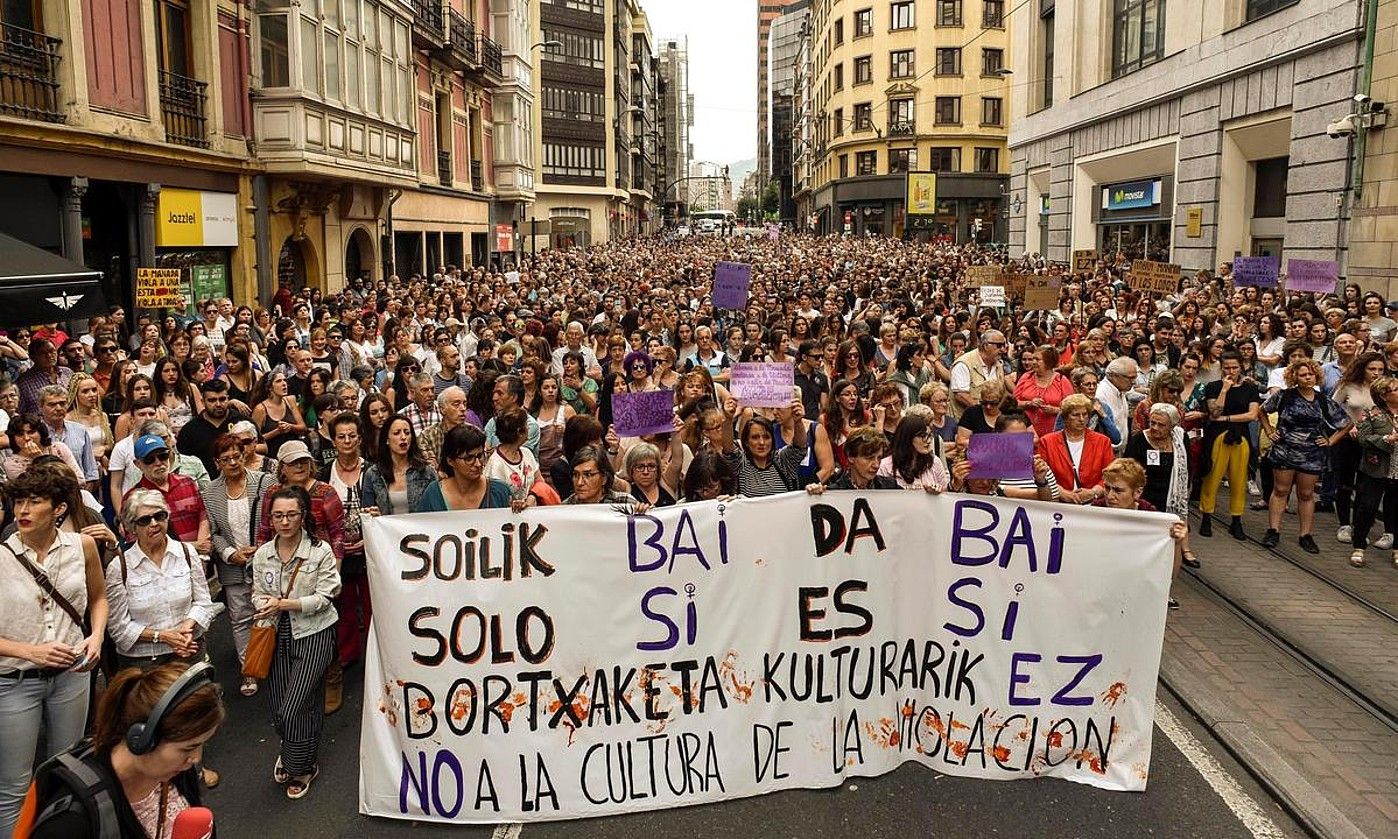 Bilbon egindako manifestazio bat, Iruñeko talde bortxaketaren epaiaren harira. MIGUEL TOÑA / EFE.