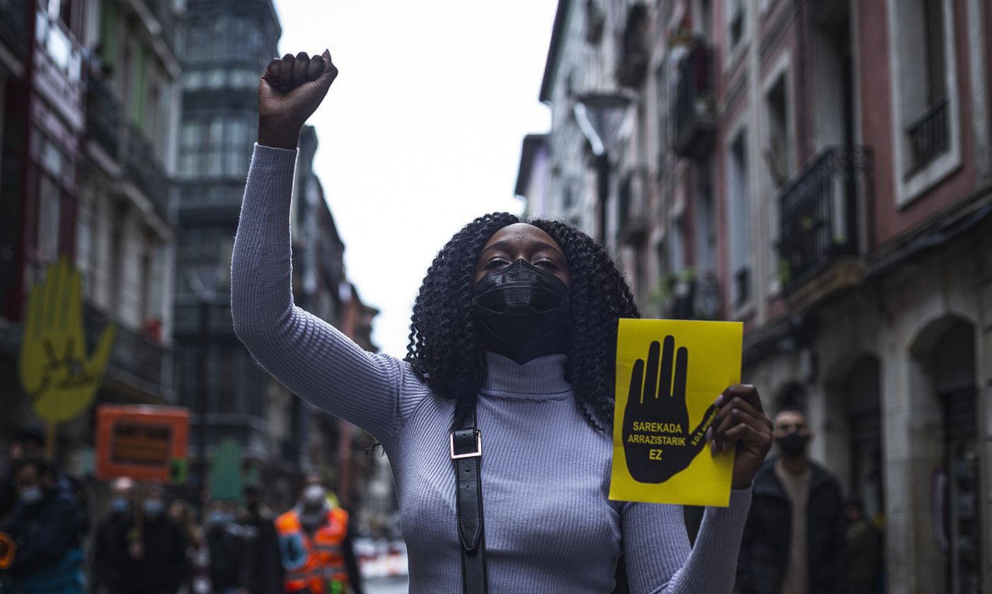 Protesta bat Bilbon, martxoan, Arrazismoak etxerik gabe uzten nau. Etxebizitza guztiontzat lelopean. ARITZ LOIOLA / FOKU. Protesta bat Bilbon, martxoan, Arrazismoak etxerik gabe uzten nau. Etxebizitza guztiontzat lelopean. ARITZ LOIOLA / FOKU.