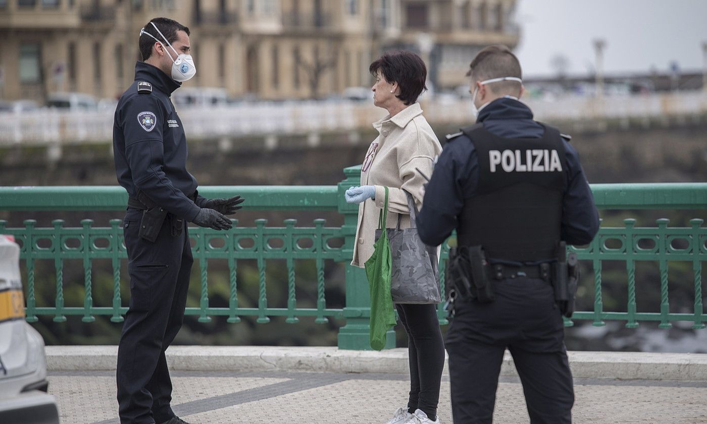 Udaltzainak Donostian. JUAN CARLOS RUIZ / FOKU.