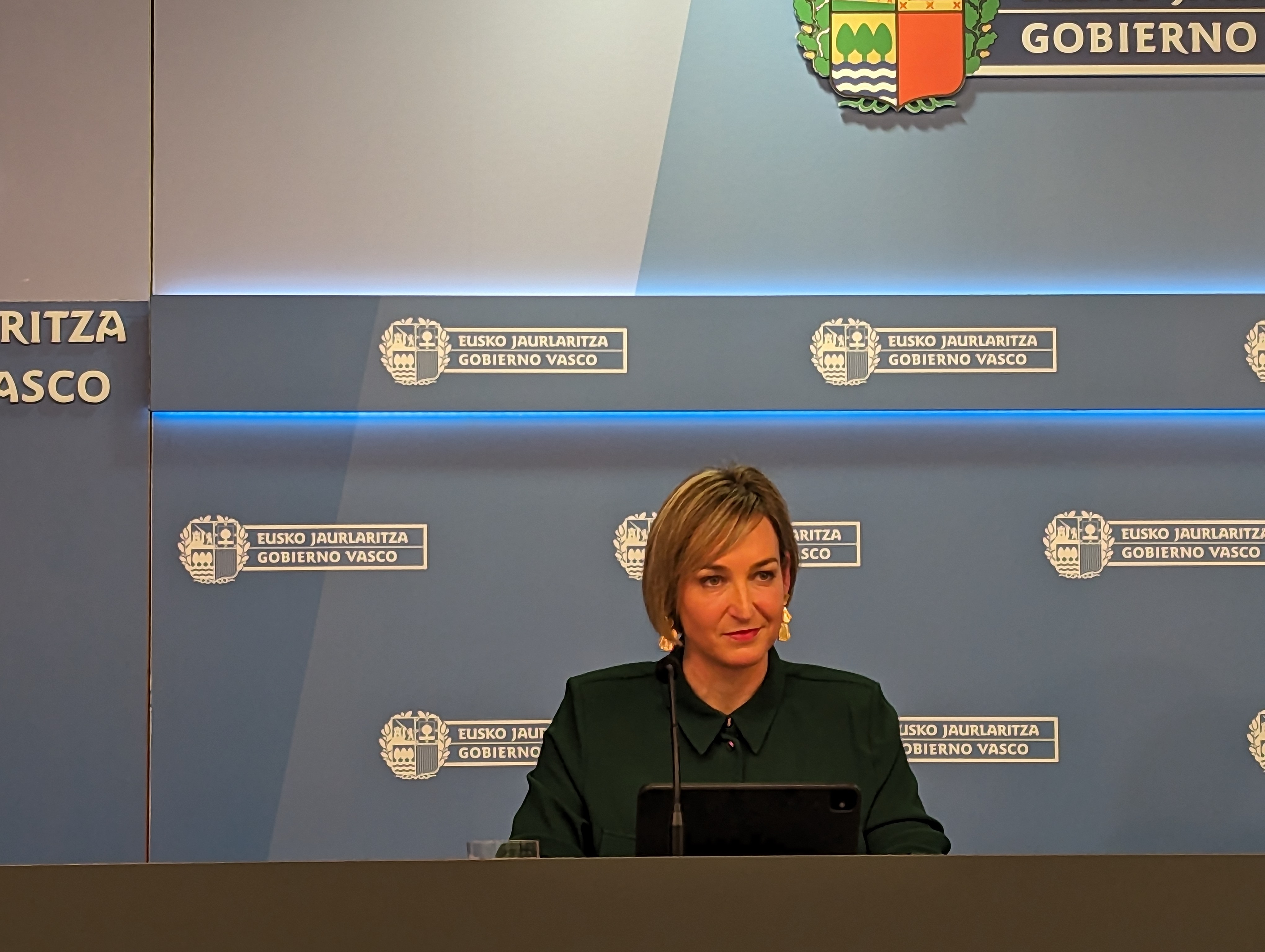 Maria Ubarretxena Eusko Jaurlaritzako bozeramailea, gaur, Lehendakaritzan, asteroko ohiko agerraldian. BERRIA