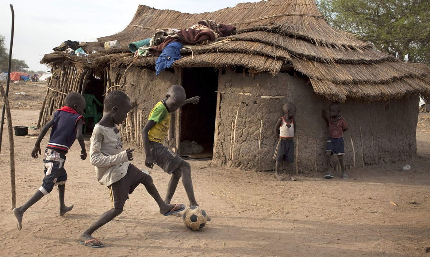 Hego Sudango presidenteorde Riek Macharren aldeko indarrak, nuer etniakoak, Juba hiriburuan. PHILLIP DHIL / EFE.