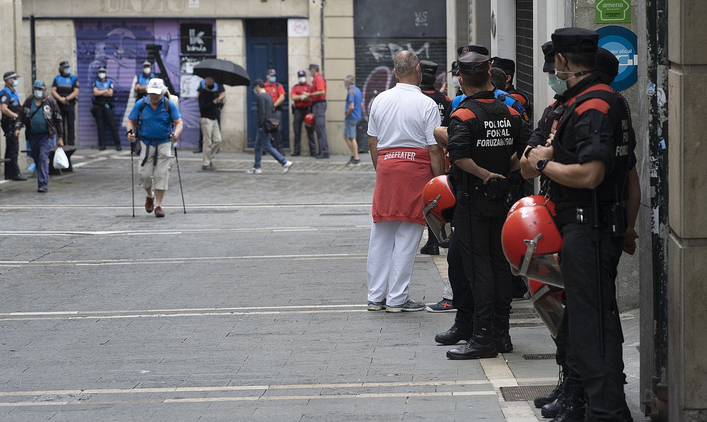 IRUÑEA, 2021-07-06.- Sanferminik gabeko uztailaren 6a. Polizia, Udaletxe plazan. JAGOBA MANTEROLA / FOKU.