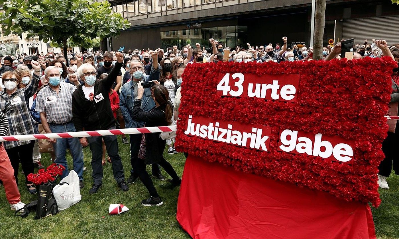 German Rodriguezen omenaldian parte hartu zuten lagunak, atzo, Iruñean, ukabila altxatuta eta kantuan. JESUS DIGES / EFE.
