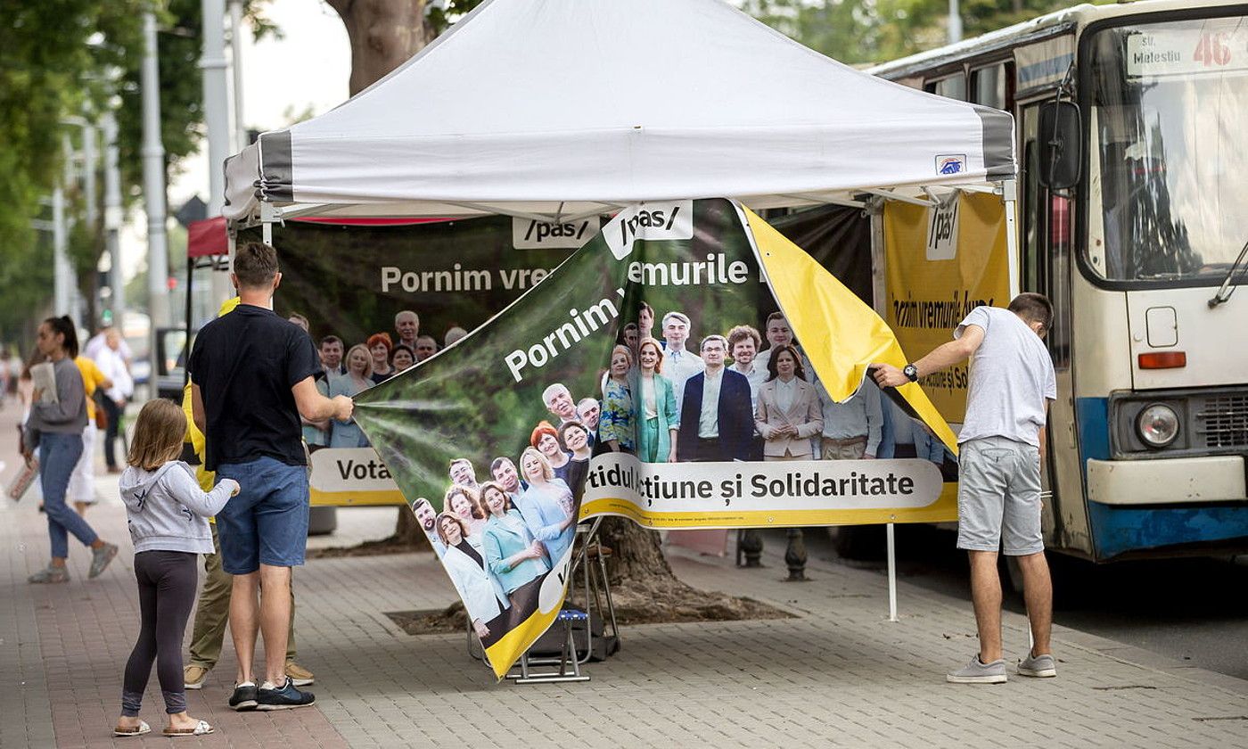 PAS alderdiko kideek jarritako postu bat, Chisinau hiriburuan. DUMITRU DORU / EFE.