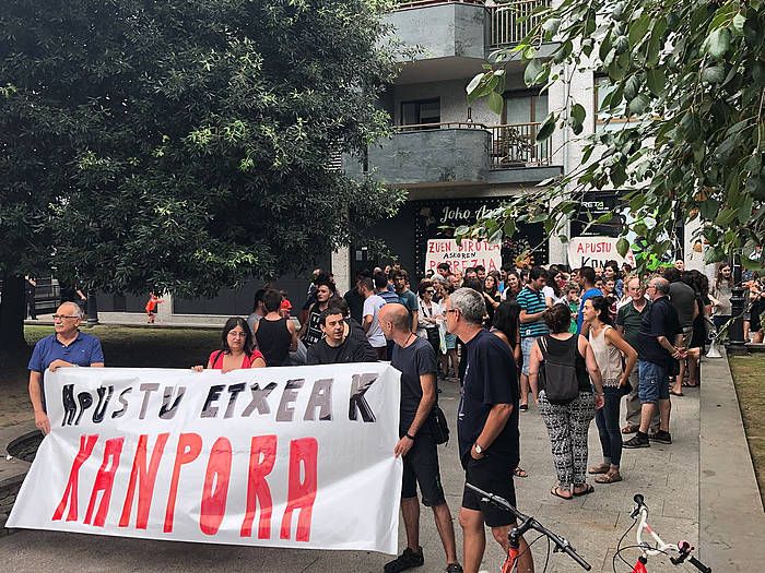 Apustu etxeen aurka Azpeitian egindako elkarretaratze bat, iaz. GIPUZKOAKO HITZA