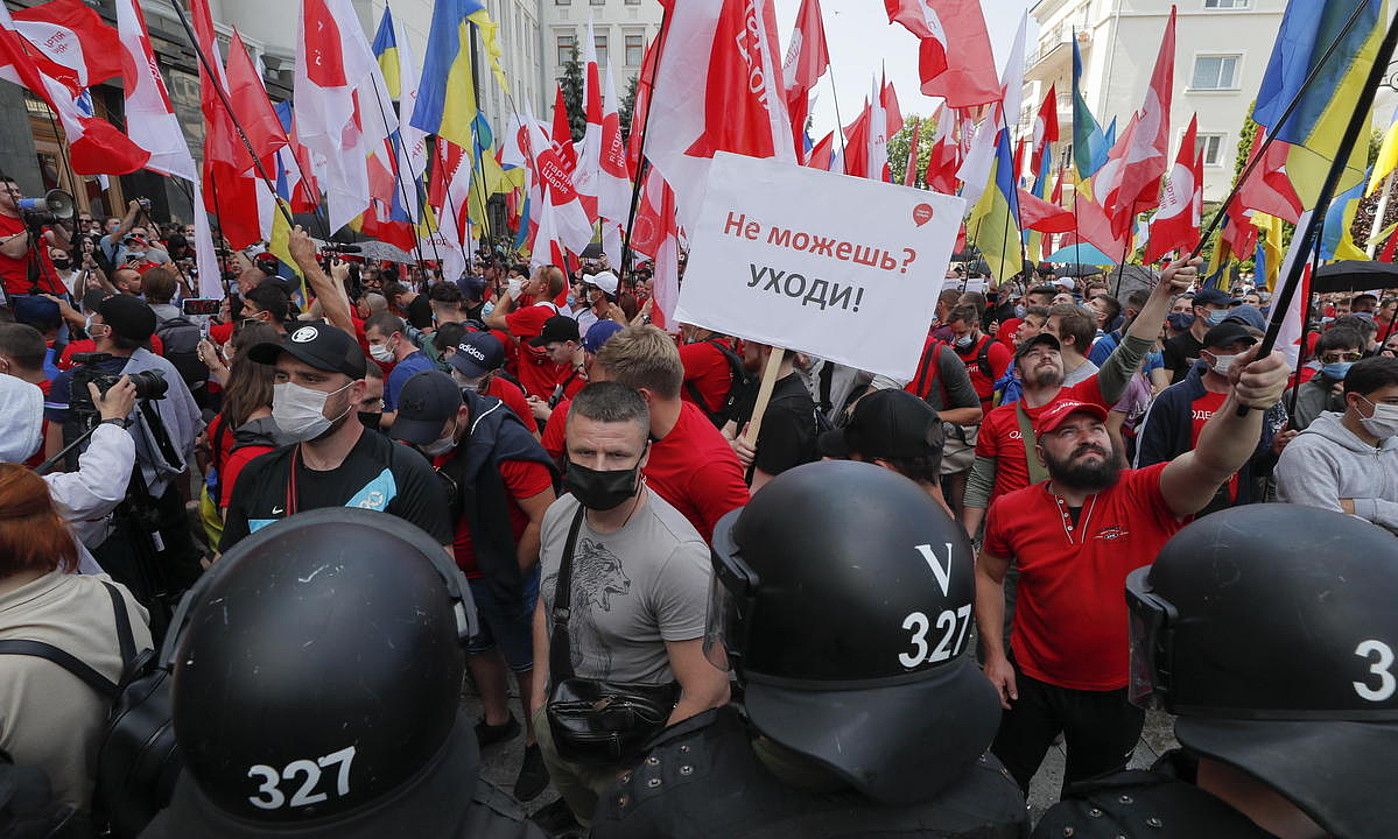 Xari Alderdiaren aldeko manifestariak, Kiev hiriburuan eginiko mobilizazio batean, iaz. SERGEY DOLZHENKO / EFE.
