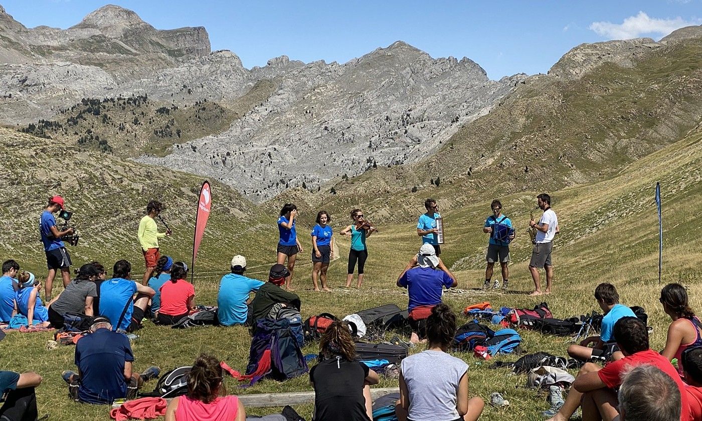 Gorobel mendilerroan hasi, eta Hiru Erregeen Mahaian amaituko da Urmuga. Hemeretzi egunez, 380 kilometroko mendi zeharkaldia egingo dute. URMUGA.