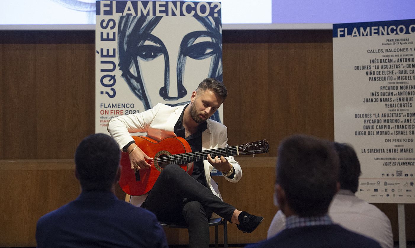 Bruno Jimenez gitarrista flamenkoa jotzen, atzo, Iruñean, Flamenco on Fire jaialdiaren aurkezpenean. IÑIGO URIZ / FOKU.