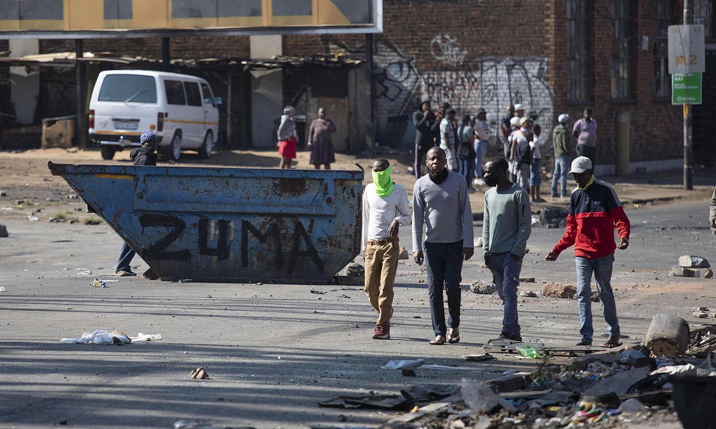 Johannesburgoko kale bat, Zumaren aldeko protesten ondoren. KIM LUDBROOK / EFE.