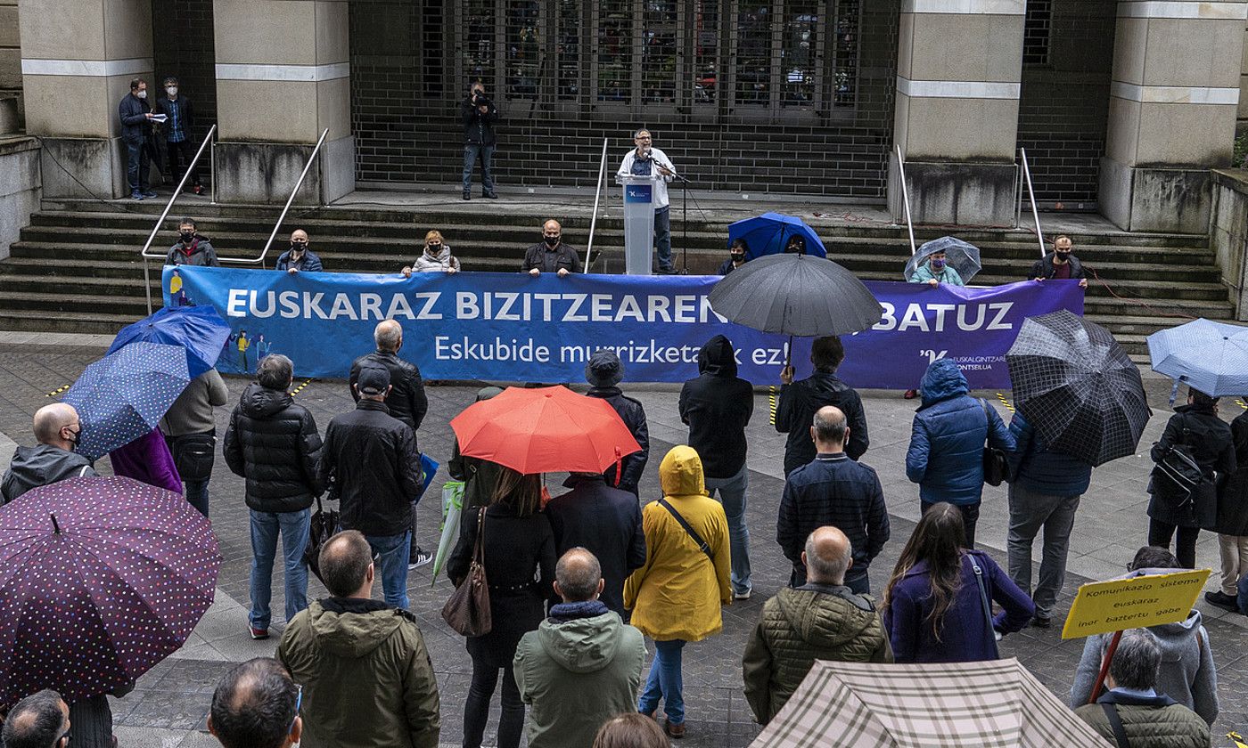 Kontseiluak dozenaka lagun bildu zituen Auzitegi Nagusiaren aurrean maiatzean, Irungo epaia salatzeko. M. RAMIREZ / FOKU.