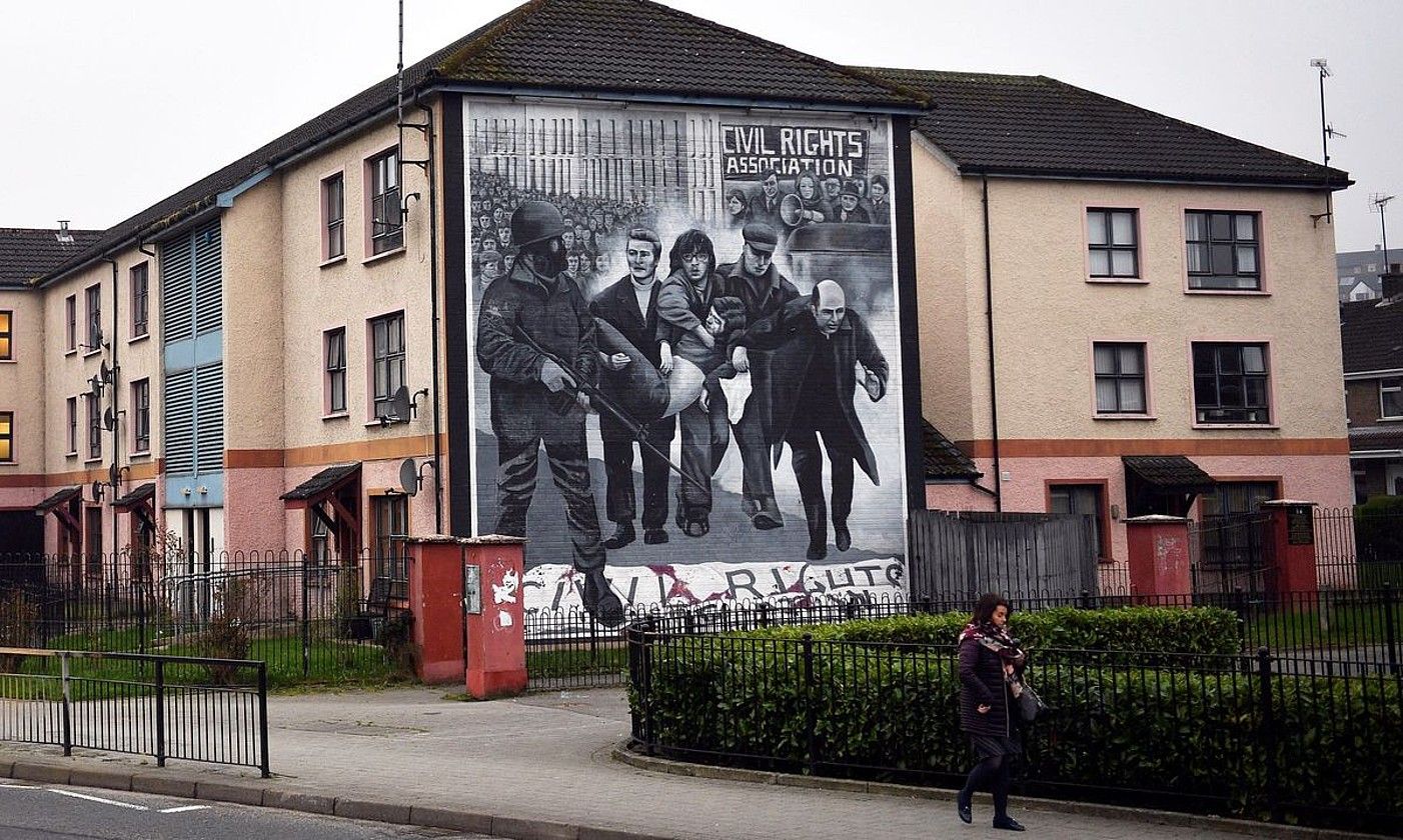 1972ko Bloody Sundayko hilketak oroitzeko Derryn (Ipar Irlanda) margotu zuten murala, artxiboko irudi batean. NEIL HALL / EFE.