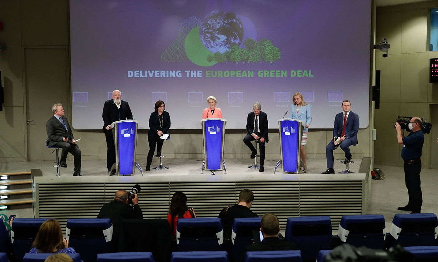 AURKEZPEN GARRANTZITSUA. Europako Batzordeko zazpi kide atzoko aurkezpenean: ezkerretik eskuinera, Janusz Wojciechowski Nekazaritza komisarioa; Frans Timmermans presidenteordea; Adina-Ioana Valean Garraio komisarioa; Ursula Von der Leyen batzordeko presidentea; Paolo Gentiloni Ekonomia komisarioa; Kadri Simson Energia komisarioa, eta Virginijus Sinkevicius Ingurumen eta Itsas Gaietarako komisarioa. STEPHANIE LECOCQ / EFE.