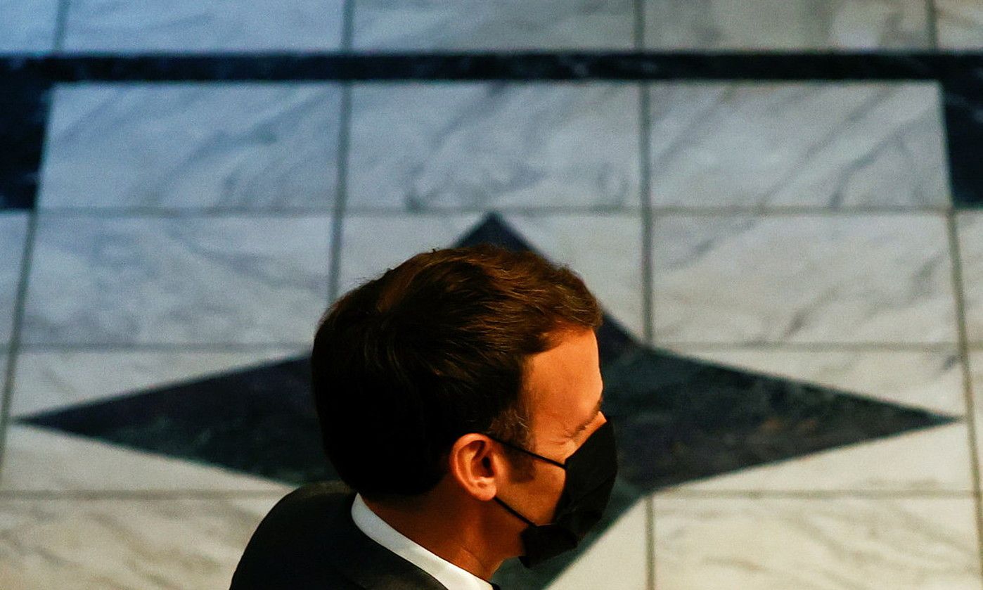 PARIS, 2021-07-13.- Emmanuel Macron Frantziako presidentea, Parisen, Frantziako armadaren aurrean hitz egin aurretik. CHRISTIAN HARTMANN / EFE.