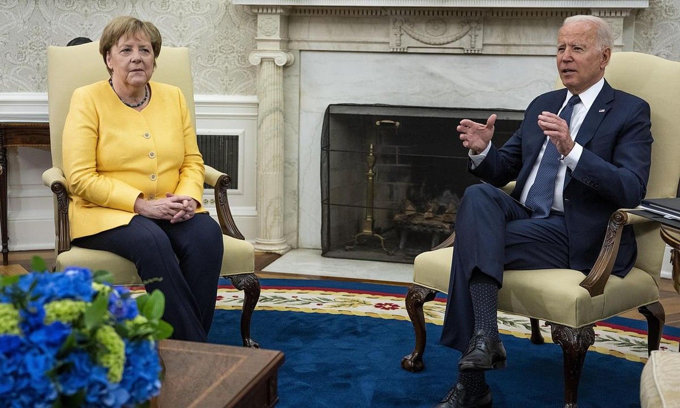 Angela Merkel eta Joe Biden, Etxe Zurian, atzo. DOUG MILLS / EFE. Angela Merkel eta Joe Biden, Etxe Zurian, atzo. DOUG MILLS / EFE.