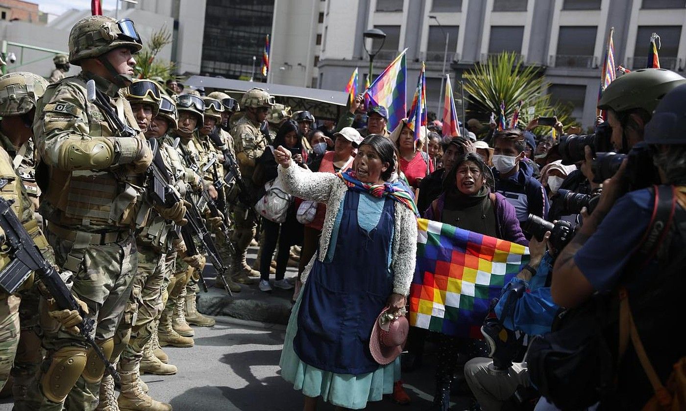 Armada Boliviako estatu kolpearen aurkako protesta bat galarazten, 2019an, La Pazen. RODRIGO SURA / EFE. Armada Boliviako estatu kolpearen aurkako protesta bat galarazten, 2019an, La Pazen. RODRIGO SURA / EFE.