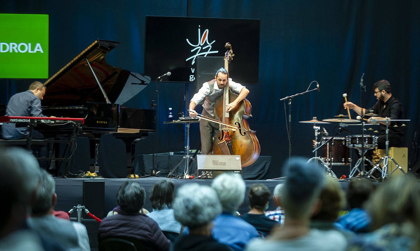 Pablo M. Caminero Trio taldea, Gasteizko Iradier Arenan. JAIZKI FONTANEDA / FOKU.