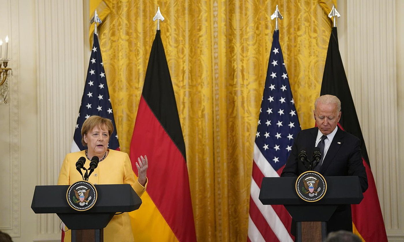 Angela Merkel eta Joe Biden, herenegun eginiko bileraren osteko prentsaurrekoan, Etxe Zurian. ALEX EDELMAN / EFE. Angela Merkel eta Joe Biden, herenegun eginiko bileraren osteko prentsaurrekoan, Etxe Zurian. ALEX EDELMAN / EFE.