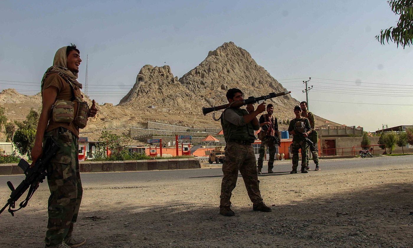 Afganistango armadako soldaduak Kandahar probintziako postu batean, Afganistan hegoaldean. M. SADIQ / EFE.