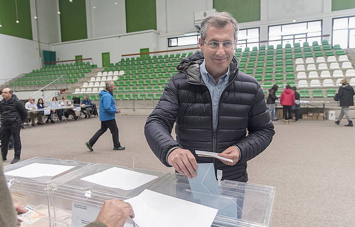 Markel Olano, EAJren hautagaia, botoa ematen. ANDONI CANELLADA, FOKU