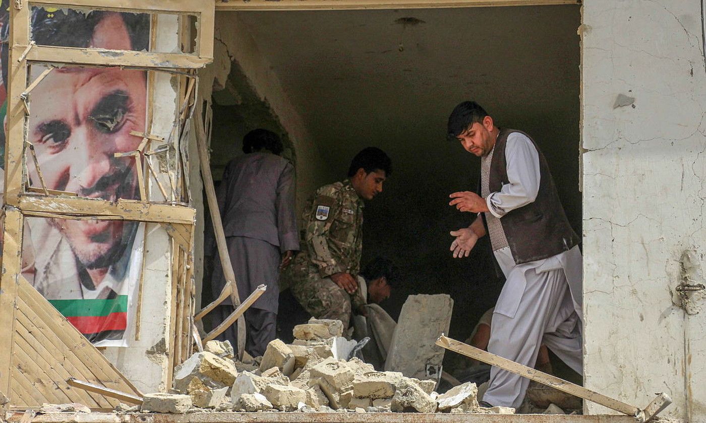 Afganistango segurtasun indarrak Kandaharren, hil hasieran, bonba leherketa baten ondorioak aztertzen. M SADIQ / EFE.