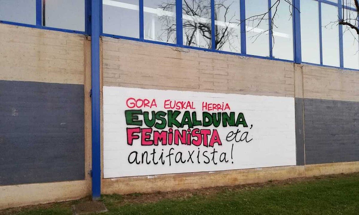 Getxoko Fadura kiroldegian egindako pintaketa faxisten gainean jarri duten aldarria. GORA HERRIA ALGORTA. Getxoko Fadura kiroldegian egindako pintaketa faxisten gainean jarri duten aldarria. GORA HERRIA ALGORTA.