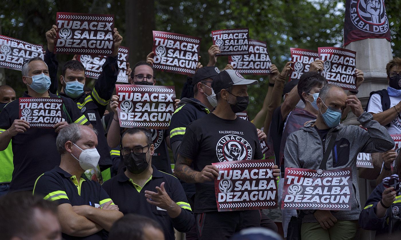 Tubacexeko langileen elkarretaratze bat, EAEko Auzitegi Nagusiaren aurrean. ARITZ LOIOLA / FOKU.