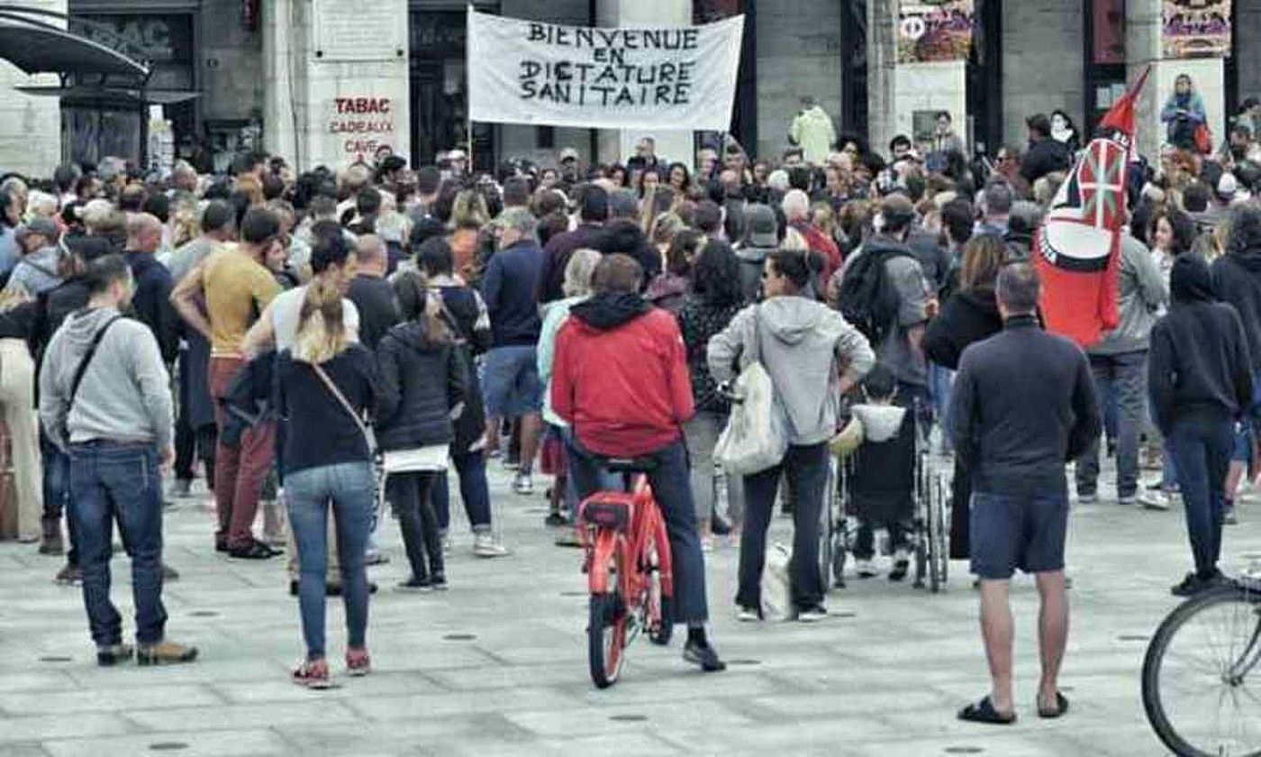 Osasun ziurtagiriaren aurka protesta egiteko mobilizazioa, Baionan. GUILLAUME CAZENAVE-LACROUTS. Osasun ziurtagiriaren aurka protesta egiteko mobilizazioa, Baionan. GUILLAUME CAZENAVE-LACROUTS.