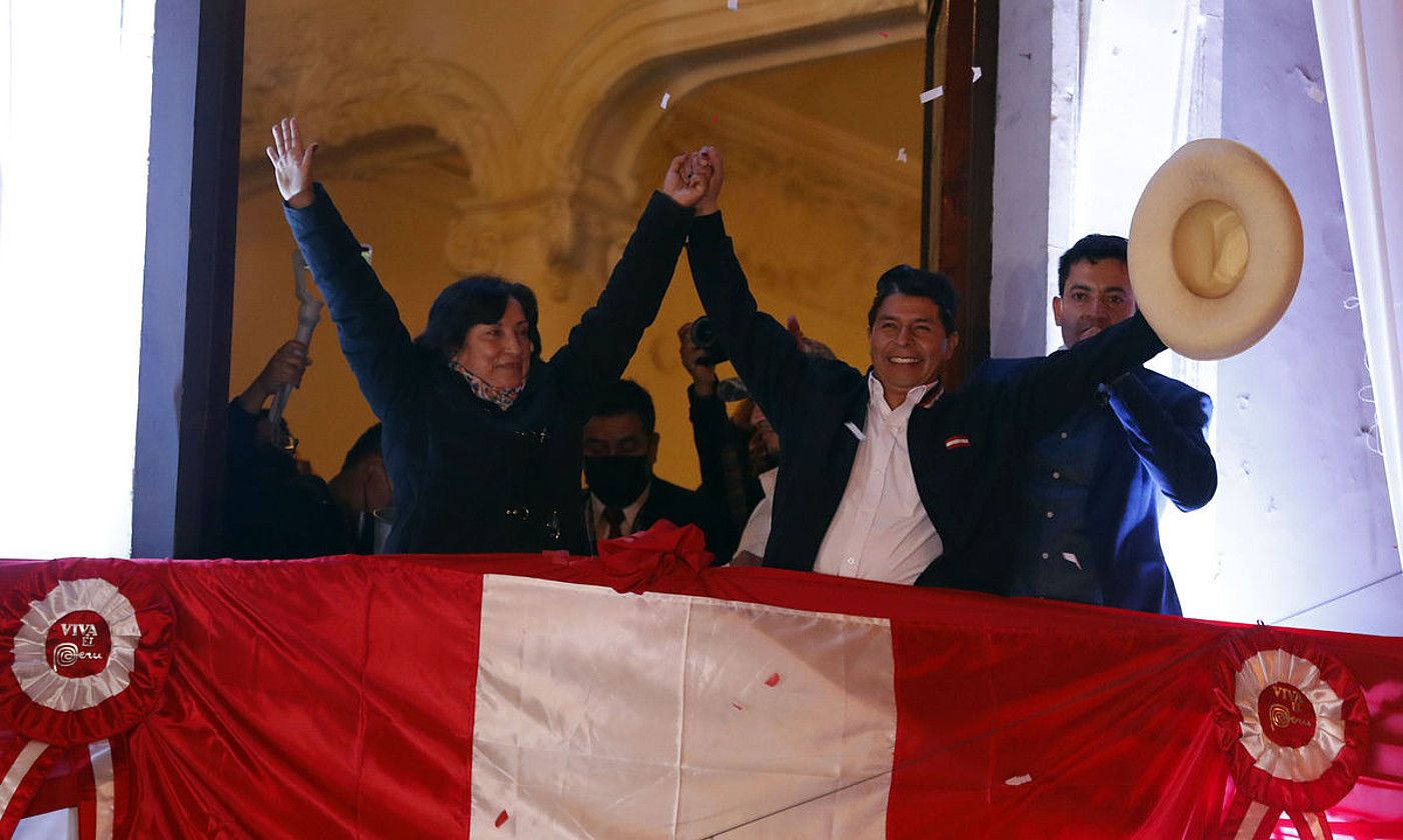 Dina Boluarte Peruko presidenteordea eta Pedro Castillo presidentea, hauteskunde batzordearen iragarpena ospatzen, atzo, Liman. PAOLO AGUILAR / EFE. Dina Boluarte Peruko presidenteordea eta Pedro Castillo presidentea, hauteskunde batzordearen iragarpena ospatzen, atzo, Liman. PAOLO AGUILAR / EFE.
