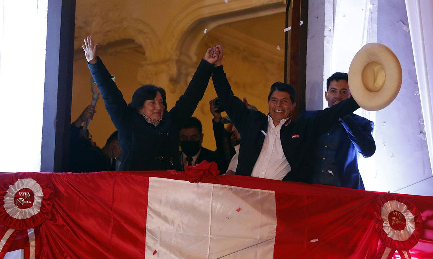 Dina Boluarte Peruko presidenteordea eta Pedro Castillo presidentea, hauteskunde batzordearen iragarpena ospatzen, atzo, Liman. PAOLO AGUILAR / EFE.