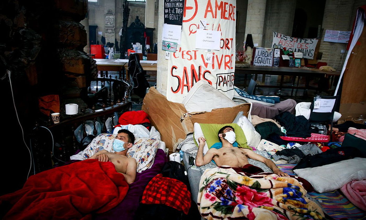 Gose greba egiten ari diren migratzaileak, okupatutako San Joan Bataiatzailearen elizan, Bruselan. STEPHANIE LECOCQ / EFE. Gose greba egiten ari diren migratzaileak, okupatutako San Joan Bataiatzailearen elizan, Bruselan. STEPHANIE LECOCQ / EFE.
