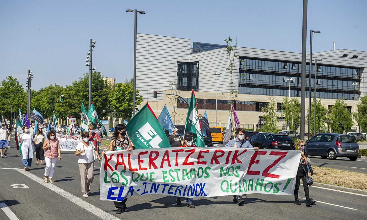 Eusko Jaurlaritzaren Lakuako egoitzatik abiatu zuten manifestazioa, atzo, Gasteizen. JAIZKI FONTANEDA / FOKU.
