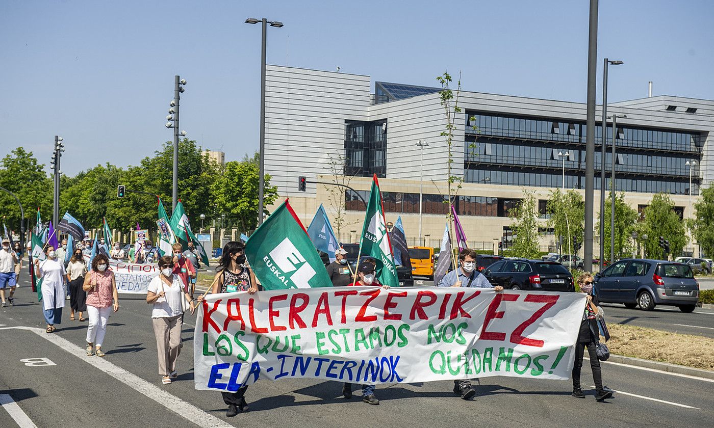 Eusko Jaurlaritzaren Lakuako egoitzatik abiatu zuten manifestazioa, atzo, Gasteizen. JAIZKI FONTANEDA / FOKU. Eusko Jaurlaritzaren Lakuako egoitzatik abiatu zuten manifestazioa, atzo, Gasteizen. JAIZKI FONTANEDA / FOKU.