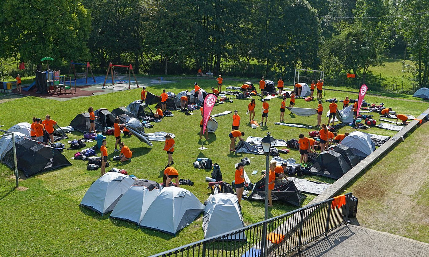 Euskarabenturako parte hartzaileak kanpin dendak jasotzen, Bidania-Goiatzetik Aulestira joateko, atzo. GOTZON ARANBURU / FOKU. Euskarabenturako parte hartzaileak kanpin dendak jasotzen, Bidania-Goiatzetik Aulestira joateko, atzo. GOTZON ARANBURU / FOKU.