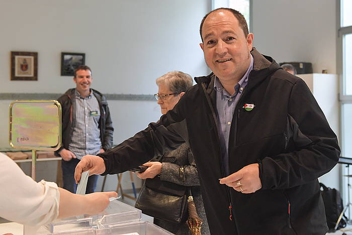 Pernando Barrena, botoa ematen. IDOIA ZABALETA, FOKU