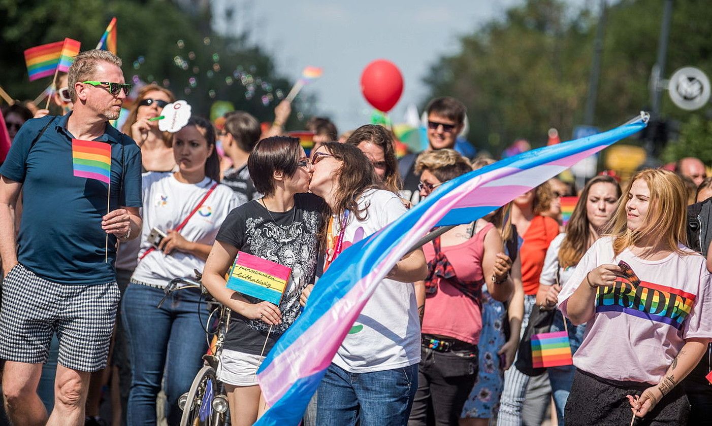 Bi emakume elkarri muxu ematen, sexu eta genero askatasunaren aldeko martxa batean, Budapesten. ZOLTAN BALOGH / EFE. Bi emakume elkarri muxu ematen, sexu eta genero askatasunaren aldeko martxa batean, Budapesten. ZOLTAN BALOGH / EFE.