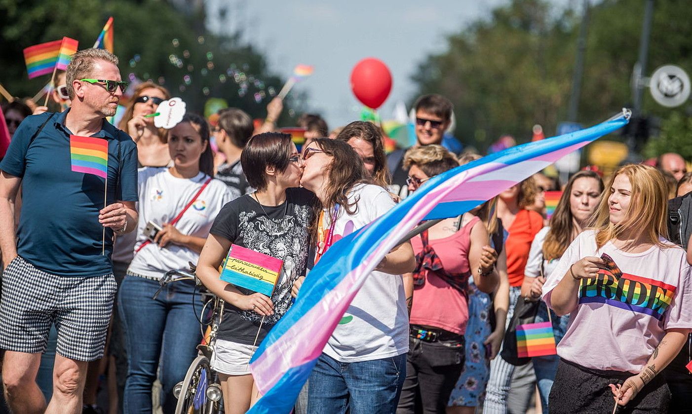 Bi emakume elkarri muxu ematen, sexu eta genero askatasunaren aldeko martxa batean, Budapesten. ZOLTAN BALOGH / EFE.