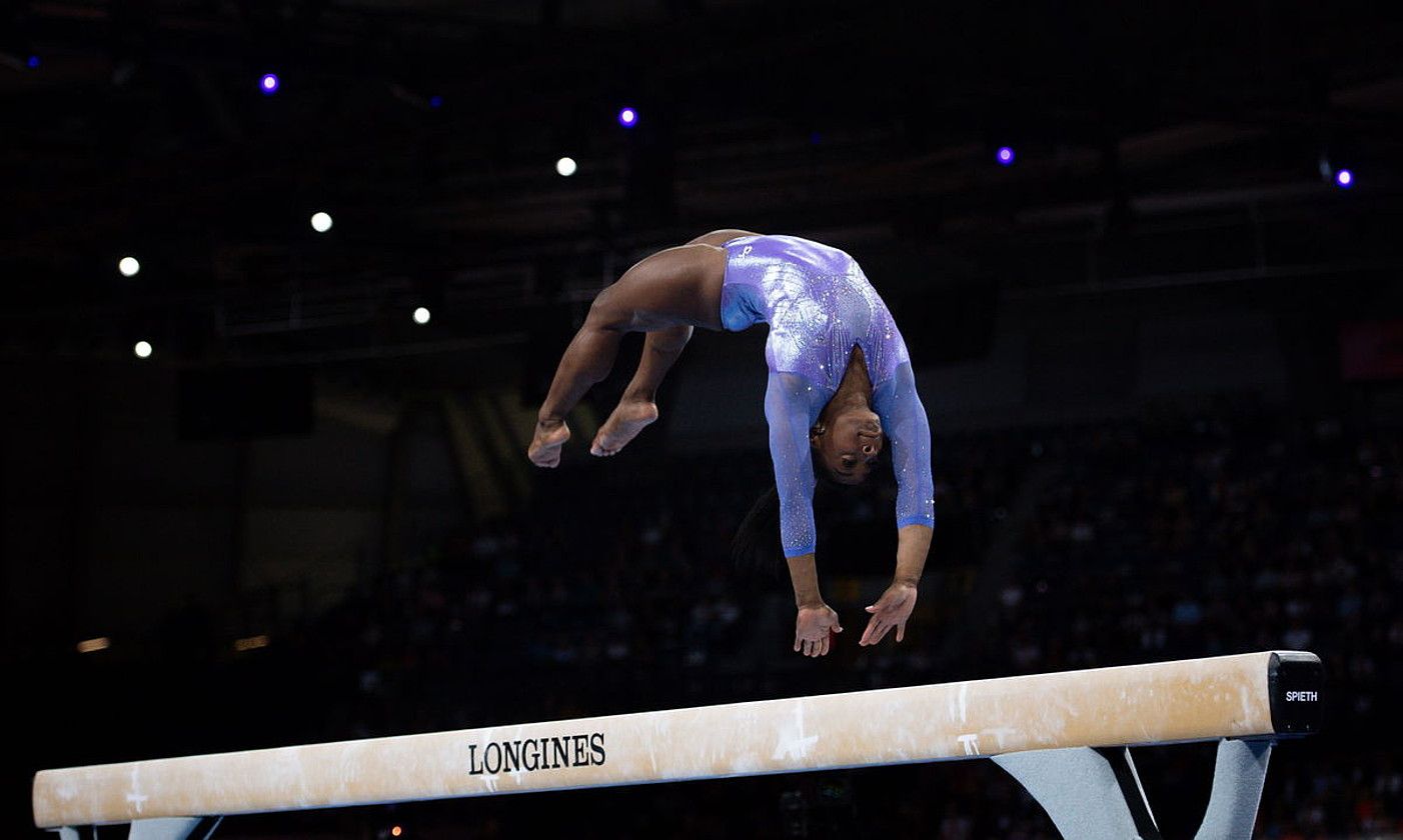 Simone Biles Stuttgarten jokatutako Munduko Txapelketan parte hartzen, 2019an. DANIEL KOPATSCH / EFE.