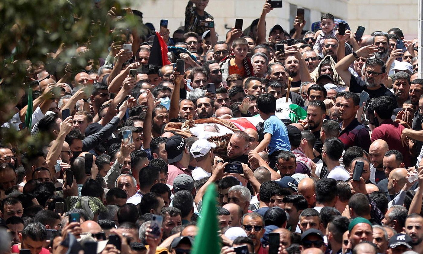 Hebron. Milaka lagun Nizar Banat aktibistaren hiletan, joan den ekainaren 25ean. ABED AL HASHLAMOUN / EFE. Hebron. Milaka lagun Nizar Banat aktibistaren hiletan, joan den ekainaren 25ean. ABED AL HASHLAMOUN / EFE.