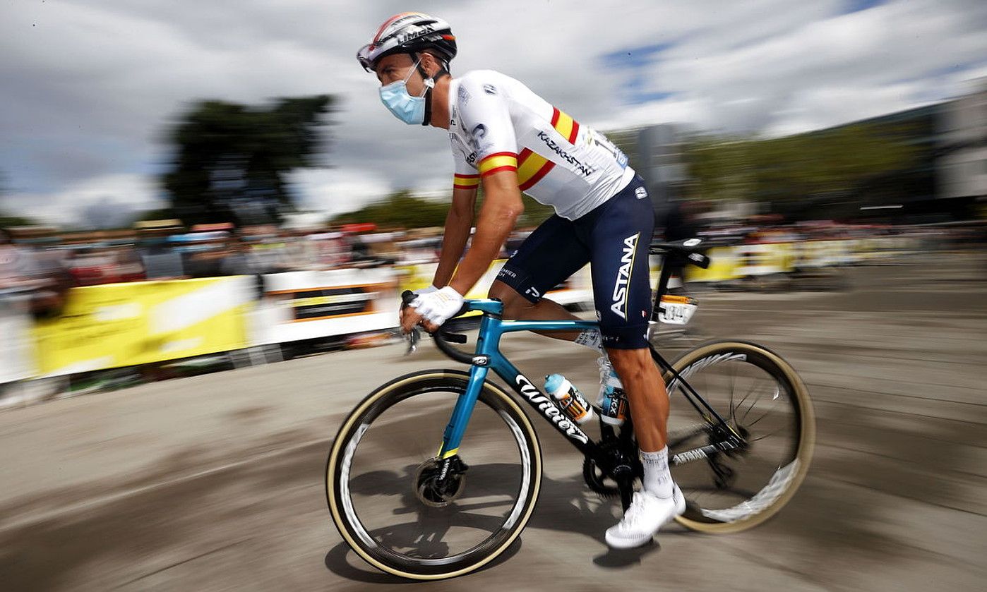 Omar Fraile musukoarekin, Tourreko etapa amaiera batean. CHRIS GRAYTHEN / EFE.