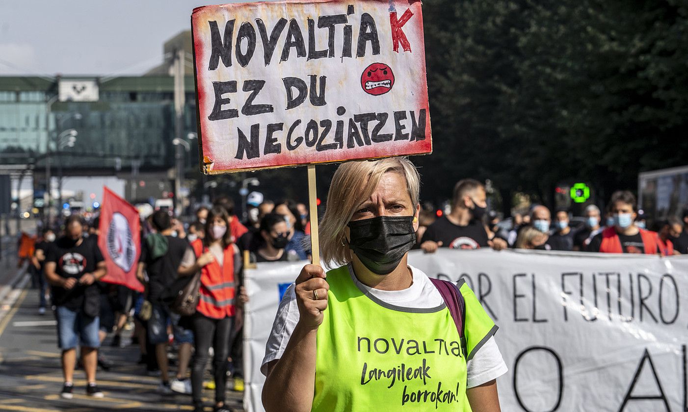 Novaltiako langile bat, aurreko hilean, enpleguaren aldeko manifestazio batean. MARISOL RAMIREZ / FOKU.