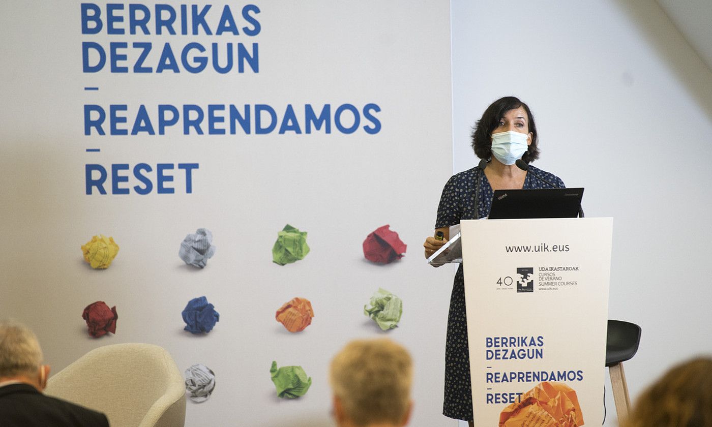 Irene Larraza Etxepare institutuko zuzendaria, atzo, udako ikastaroan. GORKA RUBIO / FOKU.