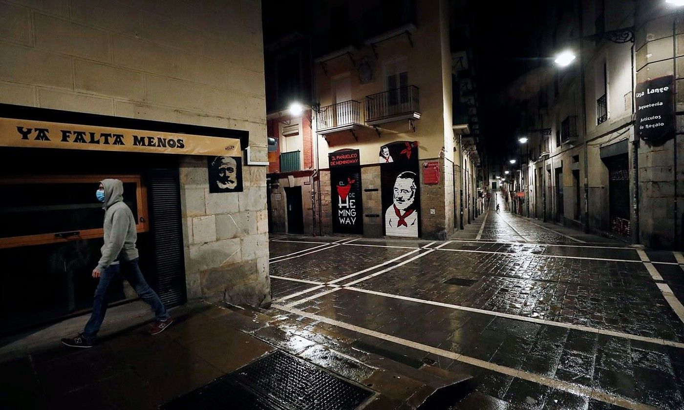 Iruñea. Gauez, Estafeta eta Xabier karriken arteko bidegurutzea. J. DIGES / EFE. Iruñea. Gauez, Estafeta eta Xabier karriken arteko bidegurutzea. J. DIGES / EFE.