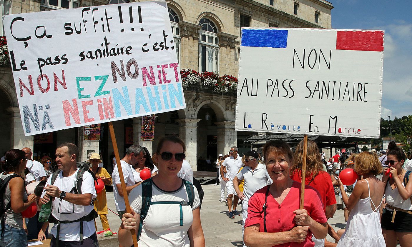 Osasun ziurtagiriaren kontrako protesta, larunbatean, Baionan. BOB EDME.